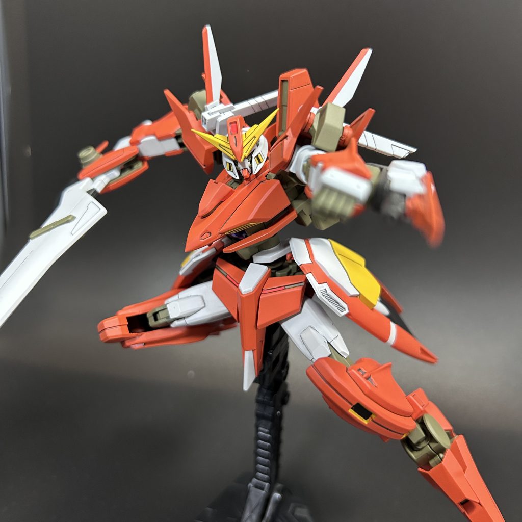 肩や腰、肘など各部の可動域が大きくなったことで、派手なポージングも可能です。