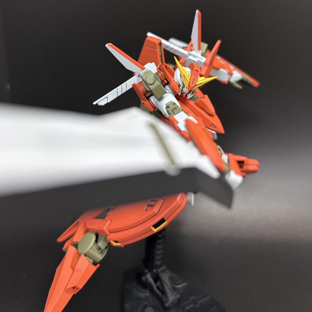 GNバスターソードと肩のラックはネオジム磁石で接続しますが、結構な強度で保持してくれます。