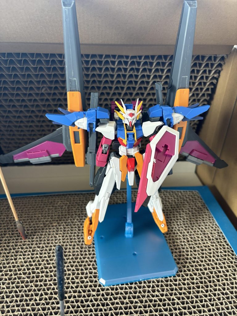 色味を決めるために一旦仮組の時の写真。この頃は背面のハルートから持ってきたコックピット部分がない為になんとか形態を維持してます(この後コックピット部とハルートの腕を付けたら重くて背面に支えがないとラッシュスタイルに自動移行するという弊害が発生してしまったが解決策は見つけられなかったです(涙)