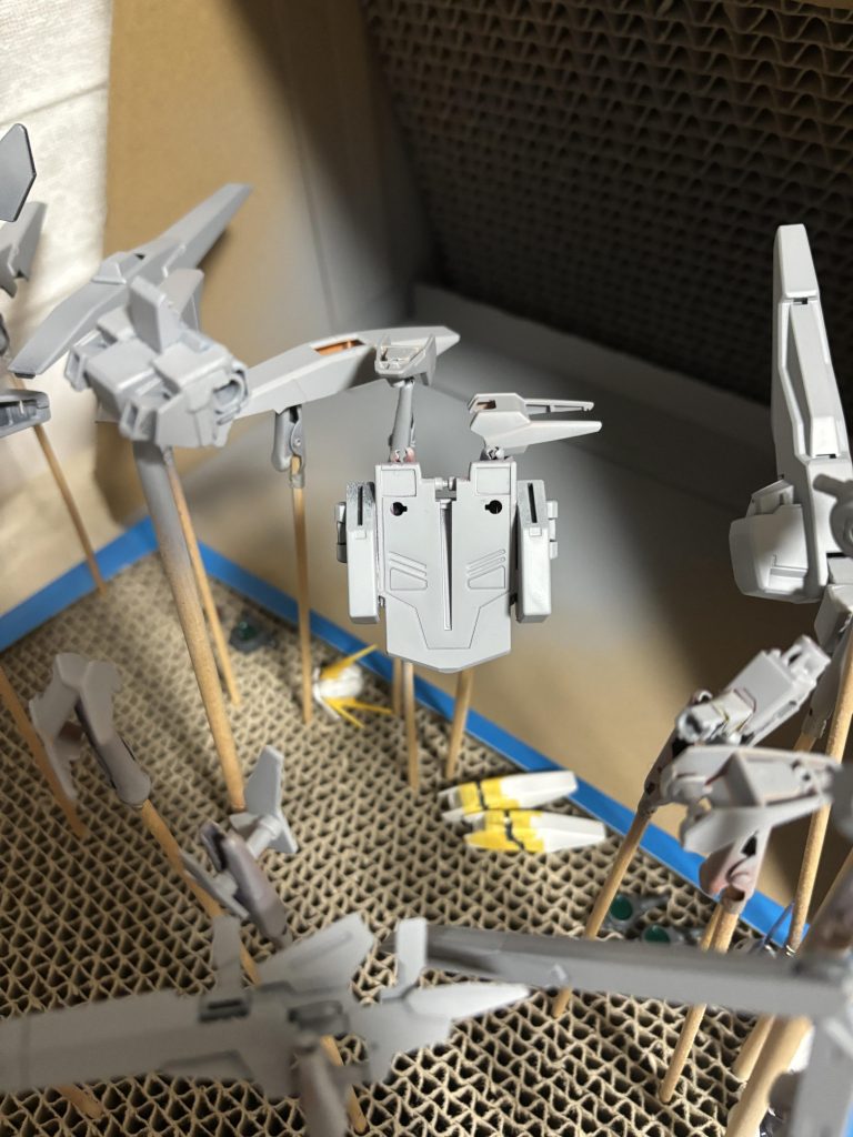 人生初のサフを吹いたものの、全体的に厚塗りになるのを止められず、これは難しい、というか数こなさないといけないやつなんだと実感。ファトゥムの胴体の接続も、もっと改造法を考えた方がよかったかも