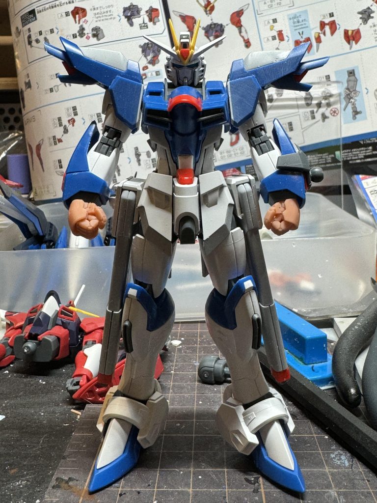 肩アーマー内側幅増し。腰パーツは削ったり切ったり色々して密着するよう加工。