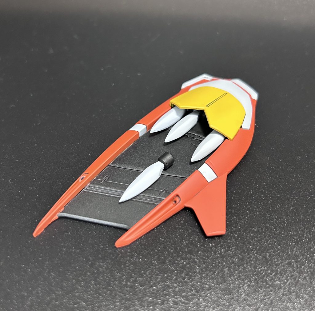 最初の投稿で入れ忘れたファングコンテナです。一つひとつ取り外せますが、展開用のブレードは付けていません。 