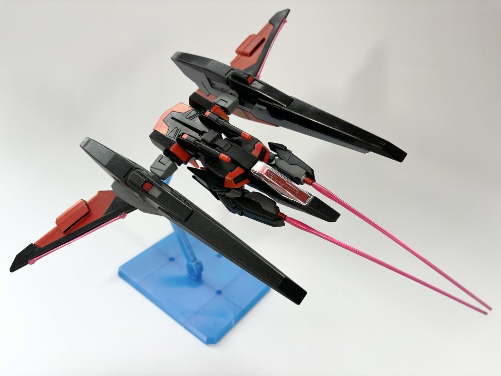 大型MAバックパック「ヘルフレアファトゥム」ハルートのMA形態部分とファトゥムの融合によって高い火力と推力を両立させた背面バックパック。今回のミキシングの1番の注力ポイント。GNキャノンをファトムの胴体部は繋ぎつつ、キャノン内へファトムの翼を折りたたむ事も可能。先の「ダーティーアーム」を前面に展開すれば従来のファトムが行った陽電子リフレクターの突破も可能(なはず)