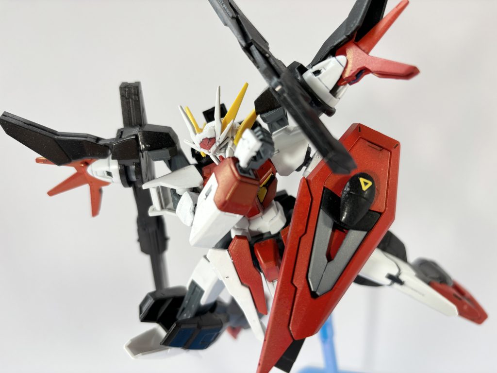 完成後のですが、GNドライブ付近の武器マウント部分はダイバースカイの肩を隠す羽は外して、その部分を削ることで武器を180度しっかり回るように。これで武器の取りやすさは向上したはず。