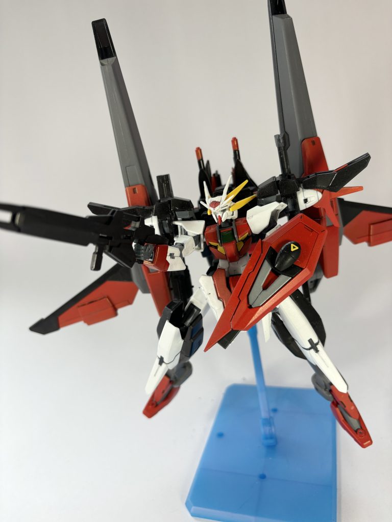 ダブルオーダイバースカイの胴体とツインドライブ周りに、機動力のあるハルートの脚部。さらに特大のバックパック、ヘルフレアファトゥムを背負うことで高起動中距離戦が高い距離に設定。インフィニットジャスティスの盾で防御力も上げてみました。