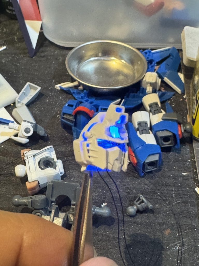 LED仕込み転がってる腰パーツは延長してフレームディテール入れて大きく見えるのを狙ってます。