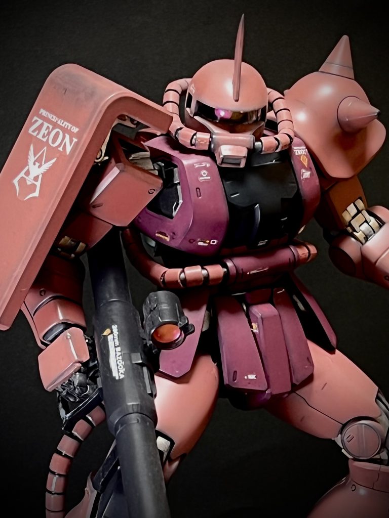 モノアイはピンクを吹いて、真ん中に少しだけ白を吹いて光ってる感じに塗装しました。