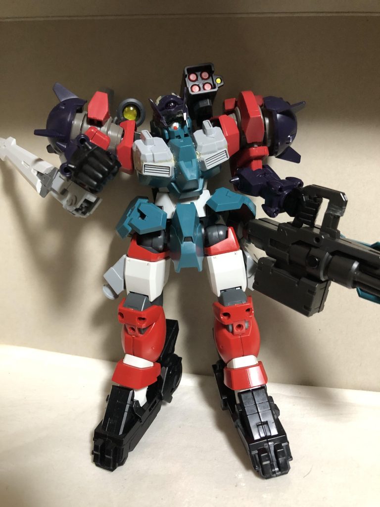 当初はコマンドクアンタにAGEタイタスの腕と脚部を取り付ける予定でしたが、太さが物足りないと感じルブリスウルをベースにしました。