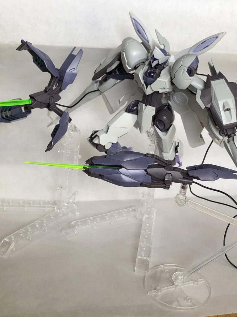 右腕にもジャベリンブレイサー装備させて、両腕ジャベリンブレイサーにしているのを見かけませんが、個人的には特に加工の必要もなくビームブレイサーよりも異形感が減り騎士っぽさが増して割と良いなと思いました。