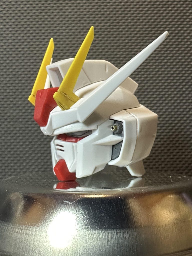 頭部は黄色アンテナにスジホリ。前述のイーゲルシュテルンに真鍮パイプ。そしてヒサシ部分にプラ板仕込んで目つきをシャープにしました。