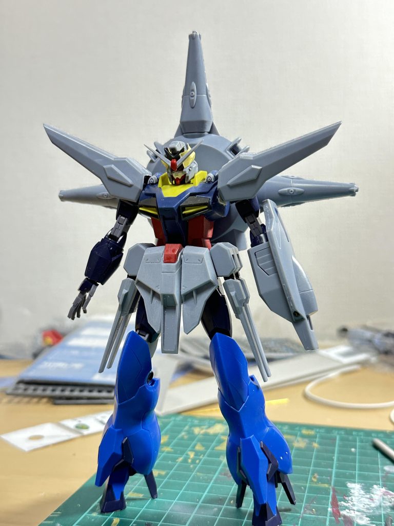 製作途中画像です。手足はHGアルスアースリィガンダムをほぼそのまま使用。HGプロヴィデンスから最近のキットに置き換えつつ、異形感も出せて一石二鳥かなと。個人的には結構ハマったと思うのですがいかがでしょうか。胴体との接続方法はプラ棒などで作り直してます。顔はHGウイングゼロを使用して小顔化。元々はオーソドックスなガンダム顔のキットを使用する予定だったのですが、サイズが合わず...たまたまジャンクがあったウイングゼロを使いました。首はEGガンダムのものを加工して延長。その他細かいところで色々弄ってます。