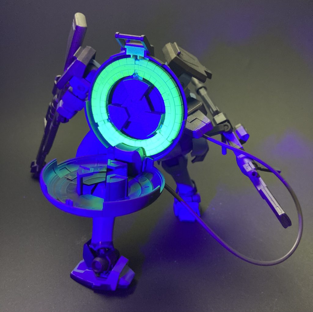 グリーンを蛍光塗装しています。