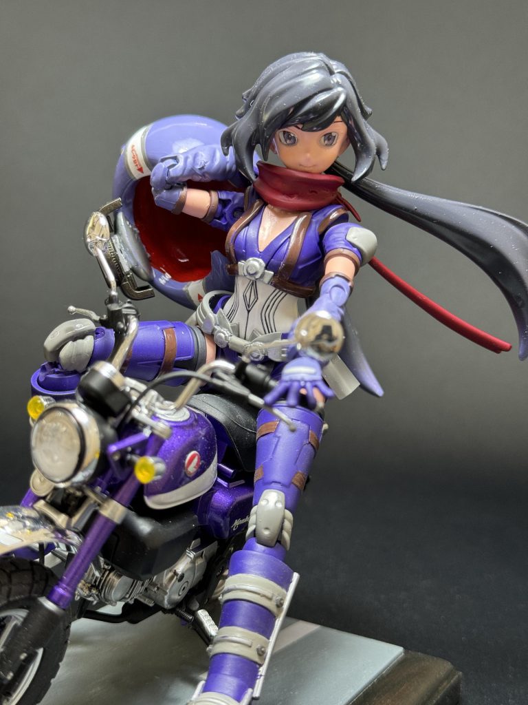 トレードマークのパープルをライダースとモンキーの車体色に。