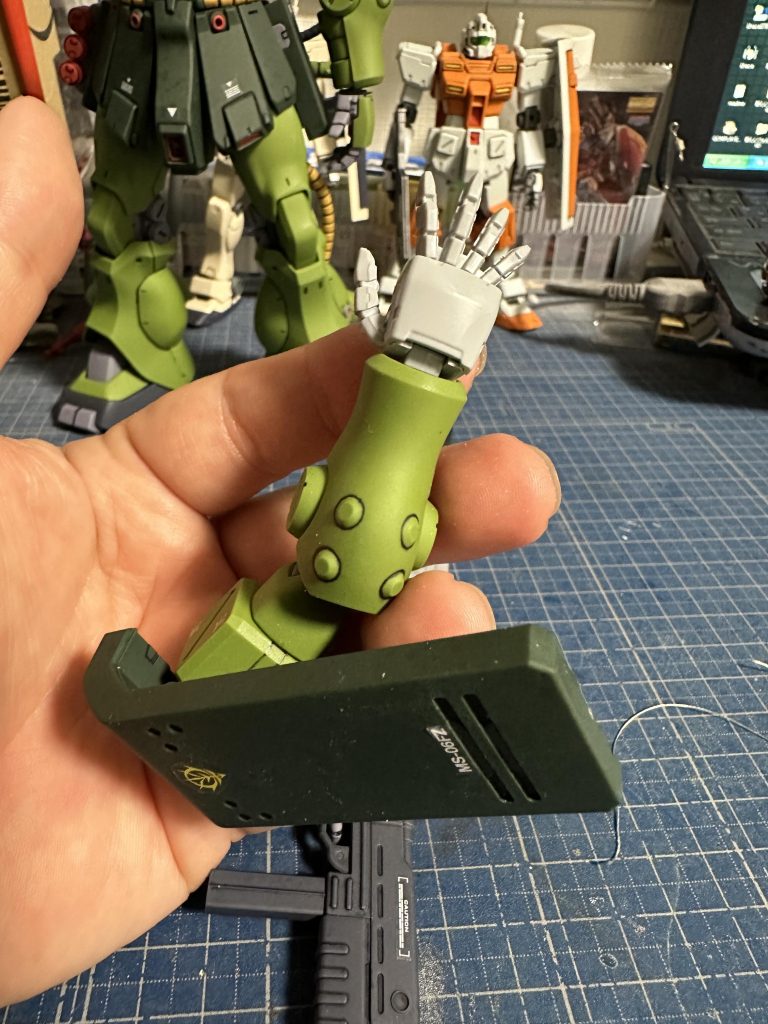 ハンドパーツはビルダーズパーツHD1/100ジオン系です。