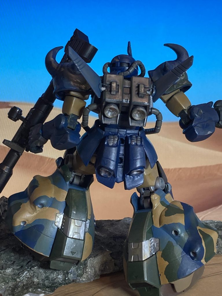 バックショット。頭部、ボディーはグフ戦術実証タイプです。腕部、ショルダーはリバイブグフ、脚部、バックパックはグフフライトタイプより。腰部のジェットはグフフライトタイプのパーツでは上手く組めないので、お湯マルで型取りしてポリパテで作成しています。バズーカはジーフレームドムのモノです。ただ、握り手は左手しかなかったので、照準器などは逆向きになっています。まあ、ご勘弁！