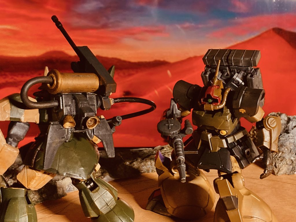 ゲルググのバックパックキャノンはジャンクパーツやなんやかんや取り付けています。金色のコイルっぽいのはボールペン、エネルギーコードは使用できなくなった充電器のものなど💦ドムのバックパックは市販品のフォールディングアームスなるものです。