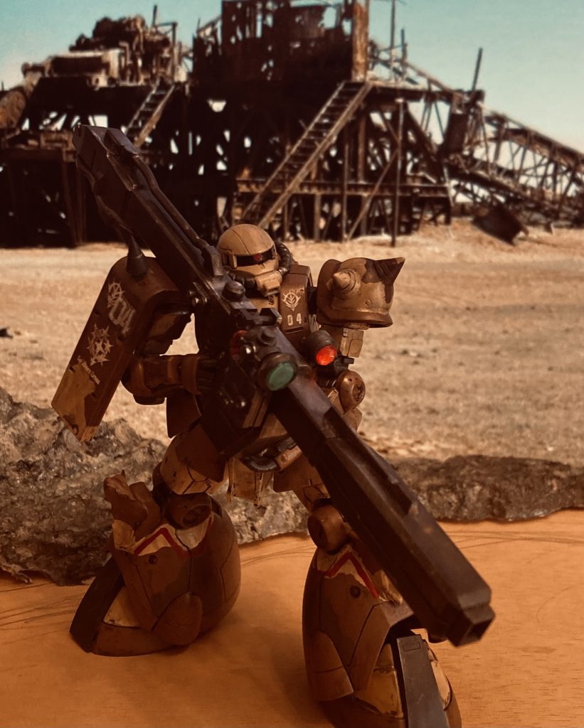 上体はオリジンザク、下半身はMSDドム試験タイプのミキシングです。膝アーマーはいつもと同じくポリパテ複製です。この、ビーム砲を持たせたかったのです!『ドブュー---ンッ!』