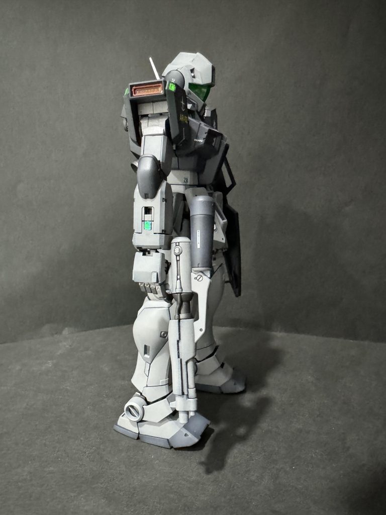 当初はスレイブレイス隊にしようかと思ってスタートしたものの、ロービジカラーでなんかないかなーと、途中でホワイトディンゴ隊カラーに変更。ホワイトディンゴもそーいやぁ地上だなぁ…とか何とか思ったときは塗り始めていたので、ガンプラは自由だと言い聞かせてそのままつっきりました😅