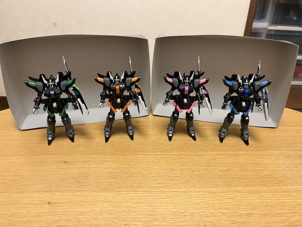 機体名:ブラックナイトスコードルドラ全高:19.42m重量:81.30tファウンデーション王国の女王親衛隊「ブラックナイトスコード」と同じ名を賜りし、親衛隊専用の最新鋭MS群の1つであり、本機は同部隊の一般隊員が搭乗する専用MSである。漆黒のカラーリングとスリット状のモノアイ、それぞれの装甲色に応じた宝石の名を持っているのが特徴であり、パイロットは以下の通り。ガーネット(オレンジ):リデラード・トラドールエメラルド(グリーン):グリフィン・アルバレストスピネル(ピンク):リュー・シェンチアンサファイア(ブルー):ダニエル・ハルパー彼らは、女王のアウラ・マハ・ハイバルによって「コーディネイターを超えた種族」として生み出された存在「アコード」であり、アウラの教育方針も相まってか、いずれも傲慢不遜な性格で、ラクス以外の他人は極端に見下しており、ムウ・ラ・フラガに「まともな軍隊には見えない」と言われたほど。性能(ブラックナイトスコード共通)上位種のシヴァには及ばないが、それでも製造元であるファウンデーション王国の高い技術力も相まって、世界平和監視機構コンパス最強クラスのライジングフリーダムやイモータルジャスティスを上回る基本性能を実現している。フェムテク装甲新世代の装甲技術。略称は、FT装甲。この装甲には、フェムトメートル(0.000001ナノメートル)の領域を制御する技術が採用されており、電力を必要とせず半永久的に防御力を維持しつづける「PS装甲の次世代型」に相当する。ビームの無効化時はバイタルパートが透明となる。これによって、ラミネート装甲のようにビーム兵器の射撃を無効化できる為、ビーム兵器主体のモビルスーツ相手には相性がいい。その為、遠距離からのビーム攻撃が主体となるドラグーンシステムに対して、ほぼガンメタと言えるほどの耐性を誇る。実弾に対しても通常装甲以上の防御力を持っており、機関砲やバルカン砲の直撃にもビクともしないほど。この装甲に通用する攻撃は、対艦刀などの実体兵器による物理攻撃、レールガン、ビームサーベル、高出力ビームの接射ぐらいだが、遠距離からのビーム射撃であっても、威力が桁外れに高いもの(陽電子砲など)には流石に衝撃に耐えられず、場合によっては破壊されてしまう。レヴィテーター「擬似反重力機関」とも呼ばれる重力下浮遊システム。電場を翼やマントのように形成し機体に纏い続ける事で、地表から機体下面までを支える浮遊力場を機体の周囲に発生させて浮遊状態を維持することが出来る。このシステムを用いることで、空力学的に飛行の困難な形状や、揚力を得るための大面積翼・高速機動が無くとも、VTOLのような垂直離着陸、及び自由自在な空中浮遊が可能としており、大気圏内での単独飛行を難なく可能とするほどの機動力を得ている(あくまでも浮遊能力を得るのみで、推力などは引き続き必要となる)。ビームマント本機の場合、このシステムが背部のビームマント発生デバイスとして搭載されており、このマントをビームシールドの代わりの防御手段としても、ビームサーベルのような攻撃手段としても使用できる為、攻防に隙が無い。残像生成ZGMF-X42S デスティニーガンダムのような残像(真の性能とは異なる)を生み出す高機動戦闘が可能であり、ミラージュコロイド技術が使われていると噂されている。全天周囲モニター次世代MSの特徴とされるコックピット技術であり、球状に近いコクピット内壁をすべてモニターとし、パイロットの死角を無くす構造となっている為、視認性が非常に高い。レーザーサイトロック時に頭部から敵機に向けて照射される機能で、無人機への攻撃指示を兼ねている。精神感応能力厳密に言えば本機ではなく、パイロットであるアコードたちの固有能力である。テレパシーのように互いの精神を読んで言葉を交わさずともコミュニケーションが取れる他、一方的に他者の心を読んだり、さらに一種の精神汚染による洗脳状態に陥れて操ったり、様々な応用が可能。ただし、全ての敵に対して優位に立てる訳ではなく、少なくとも精神力の強い相手は、洗脳を跳ね除ける事は可能であり、心を読む精神干渉に関しても、以下の対策方法が確認されている。思考を遮断して反射能力のみで戦う事で、心を読ませない。「思考を読めても、有効な対策を取れない」という状況に陥らせる(簡単に言えば、防御力を生かして正面からゴリ押しする)。様々なパターンでの動きを思考する事で、予測を困難にする。別の人間がMSを遠隔操作する事で、動きを誤認させる。自らの心の闇の深さを見せつける事で、逆に恐怖に陥れる。異性への愛に溢れた思考、如何わしい思考(例えば破廉恥な妄想)などを読ませて動揺を生む。※余談だが、「ガンダム」の名前を冠するMSではない為、本機の性能とアコードの固有能力によって、全てのガンダムをぶっ潰す力を持つMSにもある程度は対抗できる。