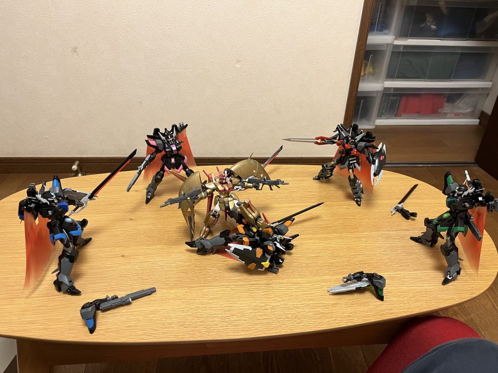 そして黄泉冥王が放つ数々のビーム射撃は、FT装甲ですら撃ち抜く強大な威力であり、スピネル・サファイア・エメラルドはそれぞれ片腕を破壊されてしまう。ビームへの耐性を持つブラックナイトスコードたちは、成す術なく圧倒されていくのであった。