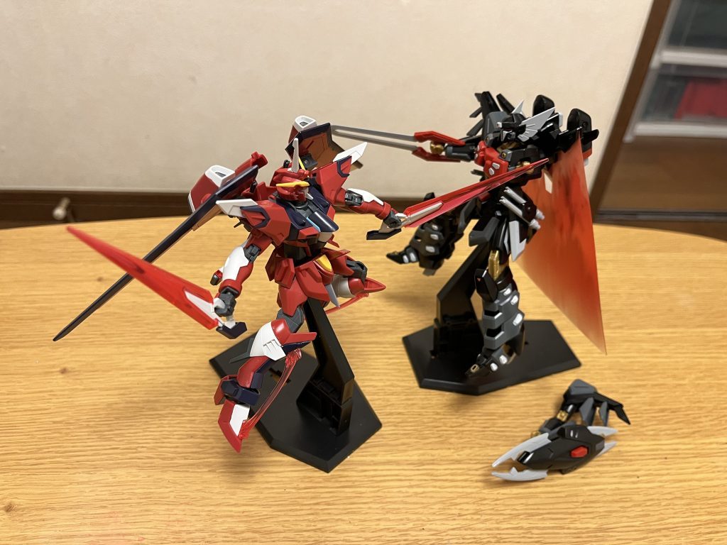 なんと、数の不利や機体性能差、挙句にキラも危険という何もかもがシンにとって最悪の状況にも関わらず、ブラックナイトスコードの中でも別格の実力者が操縦する隊長格のシヴァを単独で圧倒するほどの強さを見せつけ、先にシヴァが損傷を受けてしまうのだった。また、シヴァの短針砲に対しては、初見であるにも関わらず「敢えてフェイズシフトダウンしながら、真横に避けて、すぐに再度装甲を展開する」という荒業(しかも直感的な動きなので、シンの思考は読まれなかった)を披露し、右脚部に掠りつつも直撃を回避し、さらには着弾による電力消費の回避にも成功している(今回のシヴァも、本来は1回しか使えないはずの短針砲に「2回目の使用を可能とする」という強引な改造を行っていた)。しかし、本機の戦いぶりはここでは終わらない………