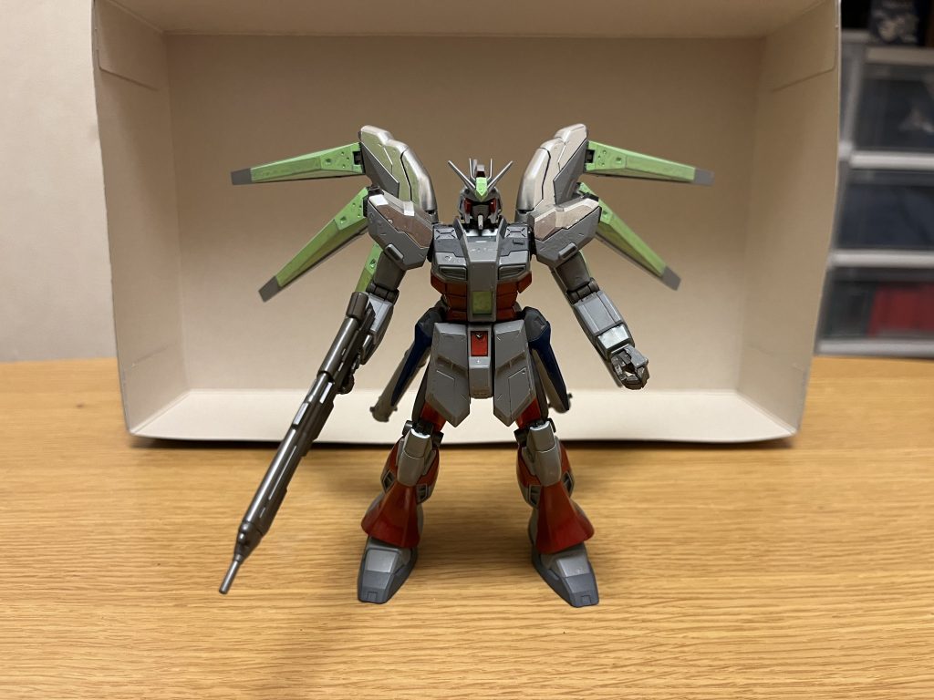 機体名:ヴァレルロードガンダム全高:20.0m重量:64.5tハノイの騎士が数多の最新技術を投入して完成させたリボルバー専用機であり、彼以外に扱えない高性能MSとなっている。全身のグレーのカラーリングと、赤と銀の装甲が特徴。ハノイの騎士の設定について原作版世界中でテロを起こすハッカー集団であり、主人公とは序盤は敵対していたが、中盤からは主人公と共闘する場面が多くなった。当然ながら、遺伝子操作とは無関係の環境で生まれた鴻上了見は、ナチュラルである。オリジナル版チームプリズム傘下のハッカー集団であり、各国における政治家や連邦政府の悪事などを暴き、彼らの粛清を中心に行う「世界の監視者」と言える存在であり、一般市民からはチームプリズムと並ぶ英雄的存在とされているものの、腐敗を暴かれるのを恐れてか連邦政府やギャラルホルン等には、かなり危険視されている。かつては、日本政府を牛耳ろうと目論んだとある政治家の指示で立ち上げられた政府組織であり、当時の責任者だった鴻上聖はそのリーダーとして、政府の悪事への加担、テロ活動、子供たちの拉致監禁、さらには子供たちをモルモットにしたDG細胞の研究と人体実験を行っていて、序盤の実態としては正真正銘の「悪の組織」であった。しかし、とある事件をキッカケに、自分たちの悪事の露見を恐れた政治家は、鴻上聖を口封じの為に暗殺し、彼一人に全ての罪を押し付けた。その後、息子の鴻上了見は、父が暗殺された事を知り、さらにチームプリズムから「父の暗殺に政治家が絡んでいる」という事実を伝えられた。了見は、腐敗と権力欲に塗れた各国上層部の粛清、父を殺した政治家への復讐、そして父が起こしてしまった罪への贖罪という、3つを目的として、ハノイの騎士を再結成し、チームプリズムの傘下へ加入する。オリジナル版の、リボルバーこと鴻上了見の人物像についてハノイの騎士のリーダーを務めるだけあって、極めて高いハッキング技能のみならず、キラ・ヤマトをも凌駕する情報処理能力と空間認識能力も持っており、ドラグーンシステムを軽々と扱える事に加え、戦闘経験も豊富であり、MS操縦技術も極めて高い。しかし、リボルバーの最大の特徴は、対策能力の高さである。具体的には「相手が対策してくるのを前提としつつ、それを上回る対策を常に用意する」というものであり、相手の僅かな情報さえあれば、即座に対策を立てられる立案力がある。これによって、初見であるアコードの「相手の思考を読む」能力でさえも、本機の攻撃を僅かに回避されただけで、その能力の正体を見抜きつつ、敢えて自らの思考(膨大な数の行動パターン)を読ませる事で、判断を迷わせてアドバンテージを潰す事が可能。これらの能力も相まって、ナチュラルでありながら、コーディネーターどころかアコードさえも上回る実力者と言われている。「リボルバー」とは、了見が表舞台で活動する際のコードネームである。ハッカー集団のリーダーという立場上、敵対者には容赦が無く、相手への呼び方がフルネームか名字だったり、二人称が「お前」「貴様」だったり、冷徹さが目立つが、了見自身は本来は実直かつ誠実な性格。了見自身は、父の信念を理解し、またその遺志を継いで活動しているが、かと言って父を盲目的に崇拝している訳ではなく、研究の偉大さとそれに伴う多くの人生が犠牲になった事に胸を痛めており、父の研究姿勢の危うさも肌で感じ取っていたとのこと。ただ、父からは、具体的な研究内容を一切知らされておらず、言わば加害者の息子であると了見も、被害者とも言える。さらに意外な事に、副業としてアイドルプロデューサーを務めており、了見自らが代表として、アイドル事務所を全国展開し、ハッキング技能抜きで大成功を収めている(アイドルのみならず女優や読者モデルなど、多彩な分野のプロデュースを行っている)。不器用ながらもアイドル達とは真剣に向き合っており、ハッタリや詭弁といった腹芸を弄する真似をせず、根拠のない約束でぬか喜びさせるような事も決してしない。そうした姿勢からか、アイドルたちからは(リボルバーとしての側面を知りながらも)信頼が厚い。