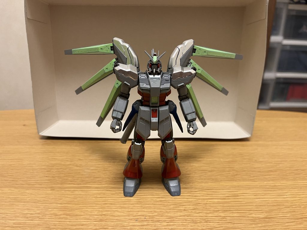 特殊装備ミラーフォースリフレクト装甲本機の最大の特徴にして、アカツキガンダムに採用された「ヤタノカガミ」を基にして作られた特殊装甲であり、名称こそ全く関連性が無いものの、本装甲はヤタノカガミ系統の超強化発展型とされている。略称は、MFR装甲。射撃兵器に対しては、極めて高い防御力と耐久性を誇り、遠距離どころか至近距離であろうと、大出力ビーム(レクイエムやサテライトキャノンのような戦略兵器クラスも含む)やコロニーレーザー、さらには防御不可能とされたジェネシスの攻撃ですら無傷で耐え切るほど。さらに、この手の装甲に弱いはずの実体兵器に関しても、レールガン・通常のミサイル・バルカン砲、果ては通常の実体剣やビームサーベルの至近距離での直撃ですら、無傷で防ぎ切る他、挙句はビーム・実体弾のどちらにも当てはまらないビーム・実体弾のどちらにも当てはまらない属性攻撃すら防ぎ切る。そして遠距離攻撃に関しては、単に防ぎ切るだけでなく、ヤタノカガミと同じようにそのまま反射する事もできる。ビーム兵器に関してはレクイエムやサテライトキャノンをも当然のように反射し、実体兵器であってもレールガンやバルカン砲であれば反射してしまう他、属性攻撃に関しても、例外なく跳ね返せる。さらには、FT装甲のように電力を必要とせず半永久的に防御力を維持し続ける上、効力が装甲面積に左右されない為、原型のヤタノカガミだけでなく、PS装甲やFT装甲の上位互換に等しい性能を有している。この装甲の数少ない明確な弱点となるのは、核ミサイルの直撃、PS装甲ですら粉砕可能な威力を持つ実体兵器(一部に限られたレールガン・実体剣・大型メイスなど)、実体刃とビームを併用した対艦刀(かつビーム刃が高出力であるもの)ぐらい。また、反射不可能とされる遠距離攻撃については、ミサイル攻撃(核を問わず通常の物も含む)、超高出力のレーザー兵器(ジェネシスのような戦略兵器クラス)が挙げられる。この装甲の仕組みは、ヤタノカガミが持つ特殊なコーティング鏡面装甲に「DG細胞を1年以上掛けて微量投入し続ける事で、装甲強度を可能な限り高めつつ、装甲そのものに再生能力を付与する」という単純ながら恐ろしい手間と長時間を掛けた特殊処理によって作られており、さらに最終的には「本装甲に残留した装甲強度と再生能力だけを残しつつ、DG細胞だけを完全除去する」処置によって、DG細胞による暴走の危険性のみならず、DG細胞特有のダメージのフィードバックという欠点の完全除去にも成功している。その結果、DG細胞という特殊能力を失った本装甲は、フォースインパルスガンダムエクストリームでも無効化できない代物となっている(ただし、あちらも実体刃とビームの両方の性質を持つプリズムソードを持つ為、決して突破不可能ではない)。原型のヤタノカガミと違って、本機のそれは黄金に輝くものではなく、グレーやシルバーになっている。※本装甲の設定モチーフは、遊戯王OCGの「聖なるバリア －ミラーフォース－」であり、アニメでもリボルバーがフル活用していた事から、本物のミラーフォースの如く「ほぼあらゆる攻撃を反射して防ぐ」という意味を込めて、この名称にしました。ミラージュコロイド・ステルス「機動戦士ガンダムSEED」に登場する光学迷彩システムにして、本機の特殊装備である。本来はエネルギー消費が激しいシステムだが、本機の豊富なエネルギー供給と様々な技術改新によって、無制限の稼働時間との併用を可能とするだけでなく、高い隠密性を確保したまま飛行可能にもなっている。