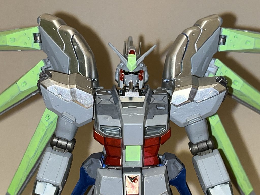 性能設計コンセプトは「DG細胞に依存せず、DG細胞の長所のみを最大限に利用する」というものであり、DG細胞を使用した際のデメリット等は無い。動力源アンリミテッドエンジン1基とハイパーデュートリオンエンジン2基を搭載し、無制限かつ豊富なエネルギーを獲得している。アンリミテッドエンジン×1基本機の胸部に搭載された永久機関であり、無制限の稼働時間を確保している。ハイパーデュートリオンエンジン×2基本機の背部に搭載された動力機関であり、核エンジンとデュートリオンエンジンを組み合わせたハイブリッド機関。核エンジンはニュートロンジャマーキャンセラーによって動作保証がされており、その上でデュートリオンビーム送電システムに対応する高性能なバッテリーも併載している。これら2種類の動力による相互補完によって、超高出力を得られる。仕組みとしては、従来型バッテリーが抱えていた「短時間でエネルギーが切れる」欠点を核エンジンの余剰エネルギーを適宜供給することで解決し、従来型核エンジンが抱えていた「エネルギー消費量が供給量を上回った瞬間にパワーダウンする」という欠点をバッテリー側から不足分を供給することで解決する、というもの。さらにリボルバー(了見)は、このハイパーデュートリオンの超小型化にも成功しており、ストライクフリーダム、インフィニットジャスティス、デスティニー、レジェンドでは不可能だったハイパーデュートリオン2基の同時搭載にも成功している。機動力・スピード運動性と反応速度も高く、フォースインパルスガンダムエクストリームのような亜光速レベルで動くMSにも充分に対応できるほど。機動力と推進力も高く、重力下でも飛行可能。攻撃能力両腕と両脚には、高エネルギー収束機器が搭載されているだけでなく、エネルギー供給量も増大させている関係上、パンチやキックだけでもPS装甲を粉砕できるほどの攻撃力を有する。