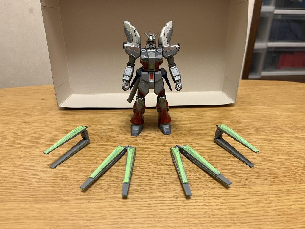 武装ただ高火力なだけでなく、ハッキングやウイルスプログラムを打ち込む為の特殊弾丸を実装されており、隠密戦や潜入工作などの役割も担える設計となっている。ヴァレットトリガー×2頭部に2門内蔵された実弾式バルカン砲。本装備は単なる牽制用装備ではなく、着弾時にスキャンプログラムを流し込む特殊弾が使用されており、リボルバーが得意とするハッキングを補助する為に重要な装備となっている他、確実に敵に打ち込む為に貫通力が大幅に高められており、FT装甲やPS装甲にすら損傷を与えられるほどの威力を誇る。通常のMSに上手く着弾すれば、ハッキングによってそのまま操縦を奪って、MSの乗っ取りによる戦力増強をも可能とする。ヴァレルロードライフル×1本機専用の大型特殊ライフルであり、取り回しの悪化を招かない程度のロングバレルを採用した専用設計になっている。本装備では、高出力ビームのみならず、遠距離攻撃に特化した各種弾を発射可能としており、徹甲弾、炸裂弾、ロケット推進弾、核弾頭、電磁砲、ミサイル砲筒など、本装備だけで幅広い射撃兵装の運用が可能となっている。高出力ビームとしても極めて高い威力を持っており、FT装甲をも破壊可能とするだけでなく、特に最大出力による収束発射は陽電子砲に匹敵する破壊力を誇り、デストロイガンダムや戦艦ですら複数まとめて一撃で破壊可能とするほど。ライフル自体の強度と耐久性も極めて高く、鈍器として殴りつける攻撃だけでなく、ビームサーベルすら受け止める事も可能。ヴァレルスラッシャー×2本機専用のビームサーベル系兵装であり、形状こそ一般的なビームサーベルと似た形状だが、柄の両端に長短のビーム刃を形成する仕様になっている。左右のファンネルラックに各1本(計2本)を内蔵している。出力されるビーム刃は水色で、ナノラミネートアーマーを切断できるだけでなく、特に最大出力での斬撃力は、戦艦をも両断するほど凄まじい。ヴァレルシールド×1本機専用の大型シールドであり、本機のMFR装甲でも防御不可能な核ミサイルを完璧に防ぎ切る防御力を持ち、PS装甲をも破壊可能とする実体兵器や対艦刀をも安全に受け止めるほど。アンチヴァレットマシンガン×1右腕部に1門内蔵された実弾式マシンガン。ヴァレットトリガーと同様に、本装備も単なる牽制用装備ではなく、着弾時に強力なウイルスプログラムを流し込む特殊弾が使用されており、さらに確実に敵に打ち込む為に貫通力が大幅に高められており、FT装甲やPS装甲にすら損傷を与えられるほどの威力を誇る。こちらは、電子機器に悪影響を及ぼす効果があり、MS相手であれば反応速度を鈍らせる事が可能。ヴァレットファンネル×6バックパック左右に3機ずつ装備されたオールレンジ兵装であり、分離状態でも大気圏内や重力下でも使用可能な優れた機動力を有する。2枚の板状パーツが高エネルギー収束機器を兼ねた誘導装置であり、その中央部はスラスター・超高性能化された大容量バッテリー・超小型陽電子砲という3種類を内蔵した構成になっている。この2枚の板状パーツ自体は、分離状態では見えないビームサーベルを纏った状態になる為、Cファンネルのように飛行しながら敵を切断できる。その切断力はPS装甲ですら軽々と斬り刻むほど高い。射撃時には、板状パーツが「コ」の字に変形し、中央部に内蔵された陽電子砲が展開され、板状パーツは陽電子砲の威力増幅に加えて、その弾道を曲げるための干渉装置として機能する。当然ながら陽電子砲だけあって、その威力は1発だけでも凄まじく、遠距離攻撃でもFT装甲どころか戦艦ですら一撃で破壊可能とするだけでなく、連射性能もビームライフルと同等と高い上、フォビドゥンガンダムのフレスベルグのように1発ごとに砲撃の軌道を曲げる事も可能なので、非常に避けづらい。ただし、超高性能化によってバッテリーの容量増加が成されているとは言え、陽電子砲の1発ごとのエネルギー消費は激しく、ドラグーンシステムのように、定期的にエネルギー再充電の為に本機に収納する必要がある(それでも一般的なドラグーンシステムの3倍の稼働時間を確保している)。使用時には本機から分離して攻撃を行い、収納状態では折りたたまれ、左右に3機ずつをラックから吊り下げるように懸架され、本機は翼を模したような姿になるが、この収納状態では姿勢制御スラスターとして機能する為、機動性の低下は抑えられている。この装備自体は、第一世代ドラグーンシステムと同じく、高度な空間認識能力が必要とされるが、リボルバー自身の非常に高い空間認識能力と情報処理能力から問題なく使用可能。必殺技ヴァレルバスターカノン最大出力のヴァレルロードライフルの精密射撃で、敵を撃ち抜く。ヴァレルソードフラッシュ最大出力のヴァレルスラッシャーの一太刀で、敵を両断する。