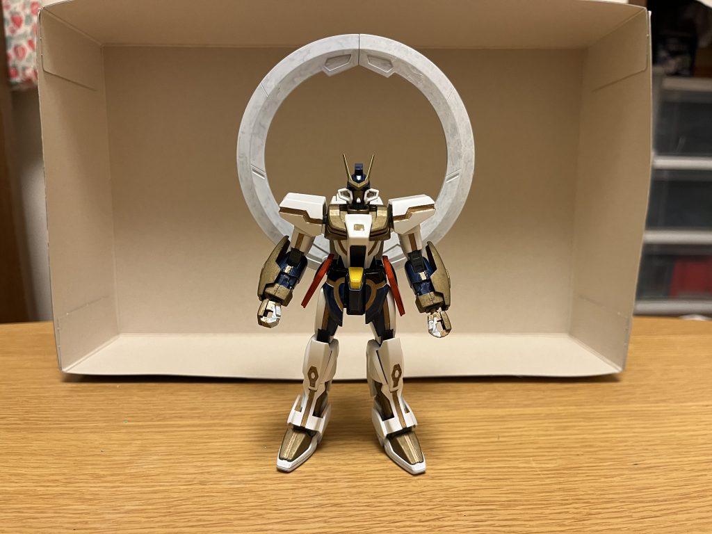 機体名:ヴィジョンゲイザーガンダム全高:18.94m重量:78.58tスターゲイザーガンダムの設計データを基に、各国から集めた数多の最新技術から開発された「全領域対応型戦闘用MS」であり、開発元はレジェンドΩ-Zと同じくコンピート・フォー・ハピネス社(CFH社)。金と白の装甲・紺色の下地部分という気品のある明るいカラーリング、背中のリングは「ドミニオン・ヴォワチュール・リュミエール」が特徴。ちなみにパイロットは、CFH社の最高幹部役員。