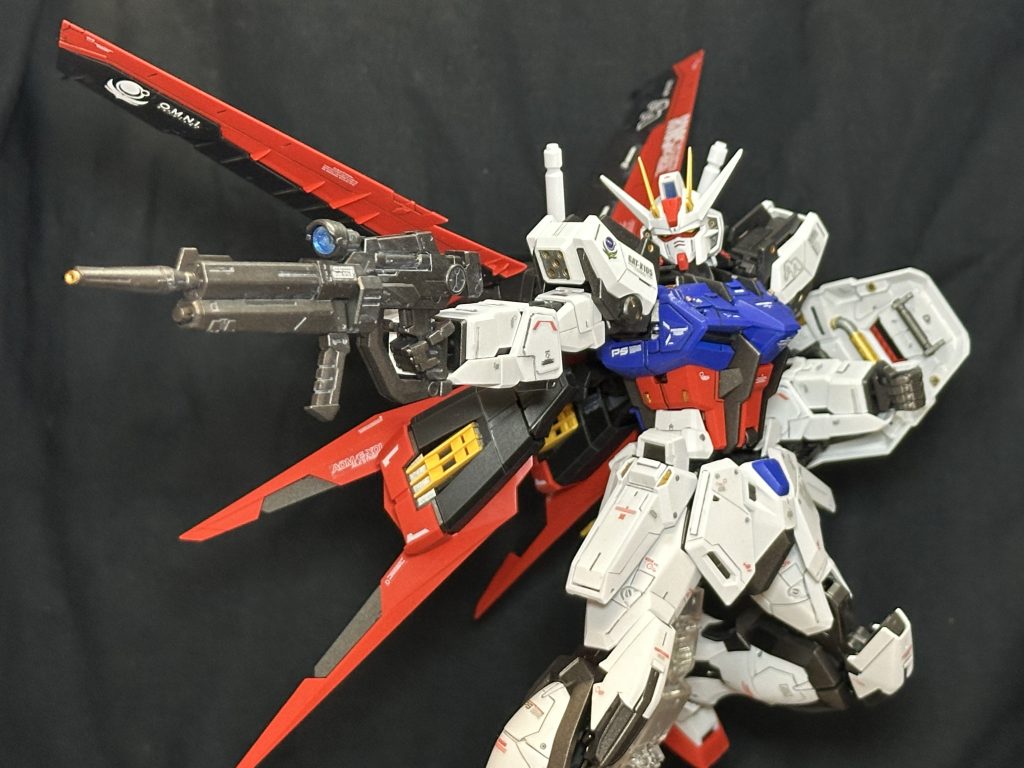 新しいことの取り組みとして、頭部イーゲルシュテルンに真鍮パイプ。ビームライフルの銃口にIC端子と、メタルパーツも取り入れてみました!良い感じにアクセントつきましたねー!