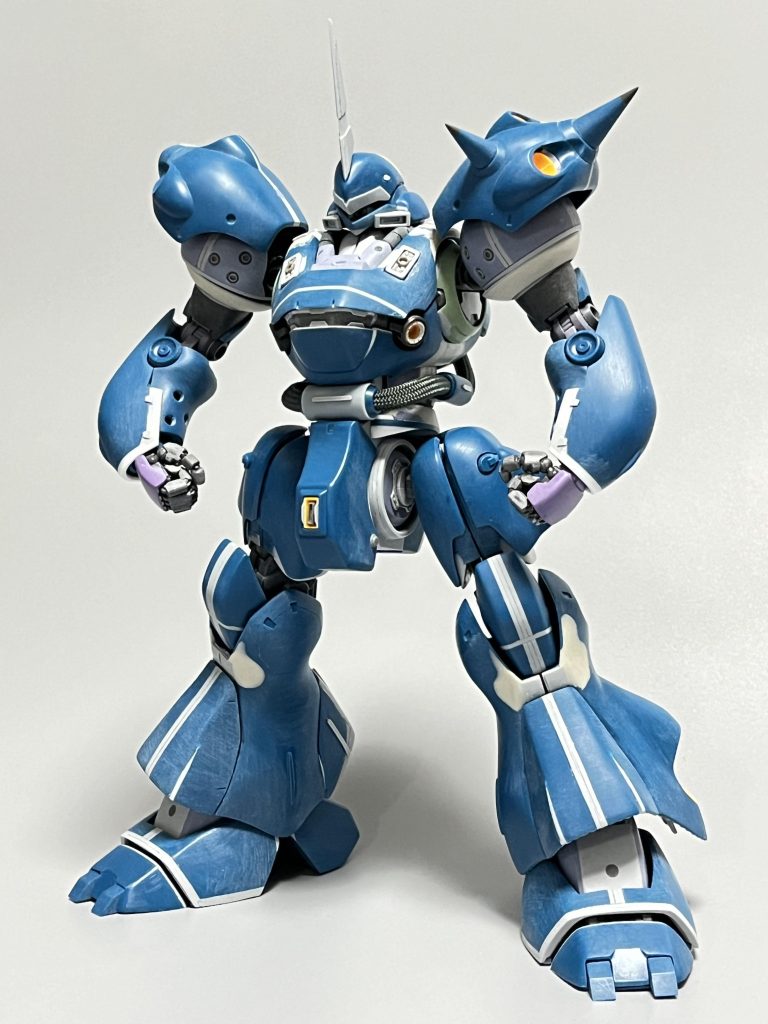 実はご覧の通り、かなり改修を施しています。先述の通り、パテの使用は必要最小限に留めて幅増しに効果的な部位を見極めてプラ板でピンポイントに改修してあります。このおかげでシンメトリーを出すのが容易になり、終始システマチックに作れたのが快感でした。