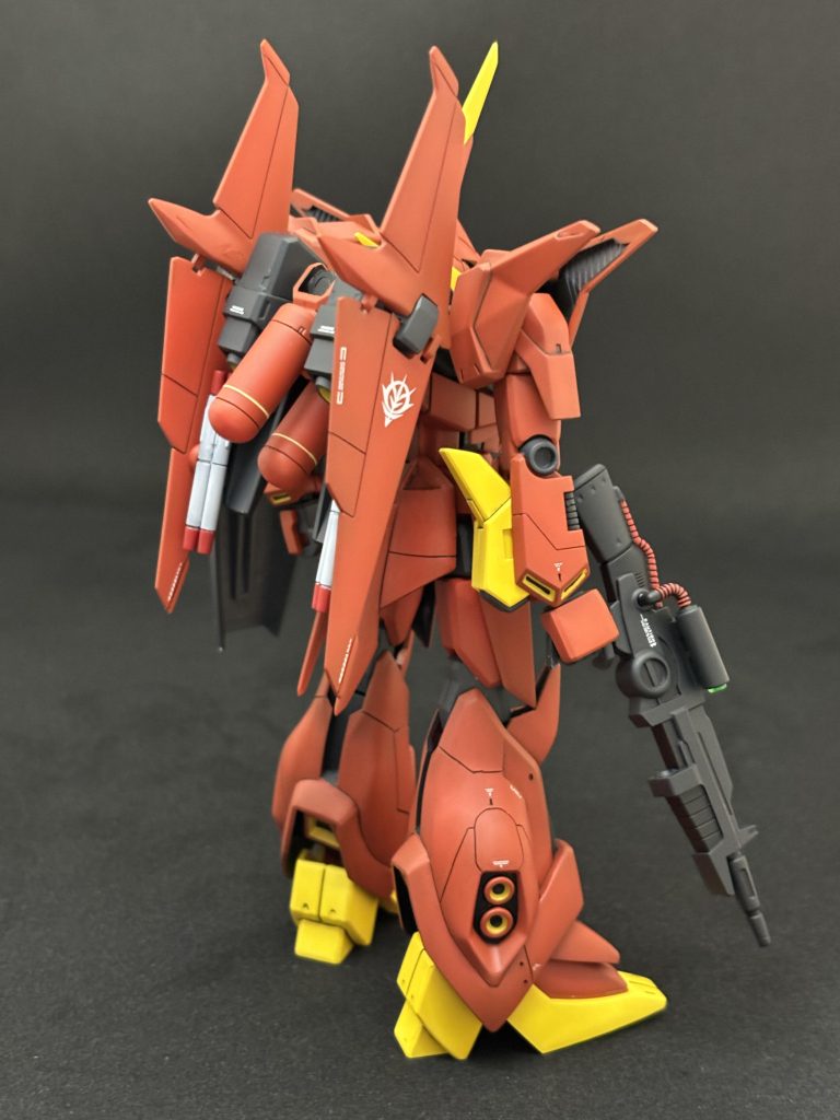 いつものアングル③ジオンのマークはREだと上の方についてるのですが、サイズ間違えて貼る場所無くなったのでこの位置になってしまいました…。今回1番の失敗ポイントかもしれません。デカールセンスがイマイチなので、あまり好きな作業ではないです😭