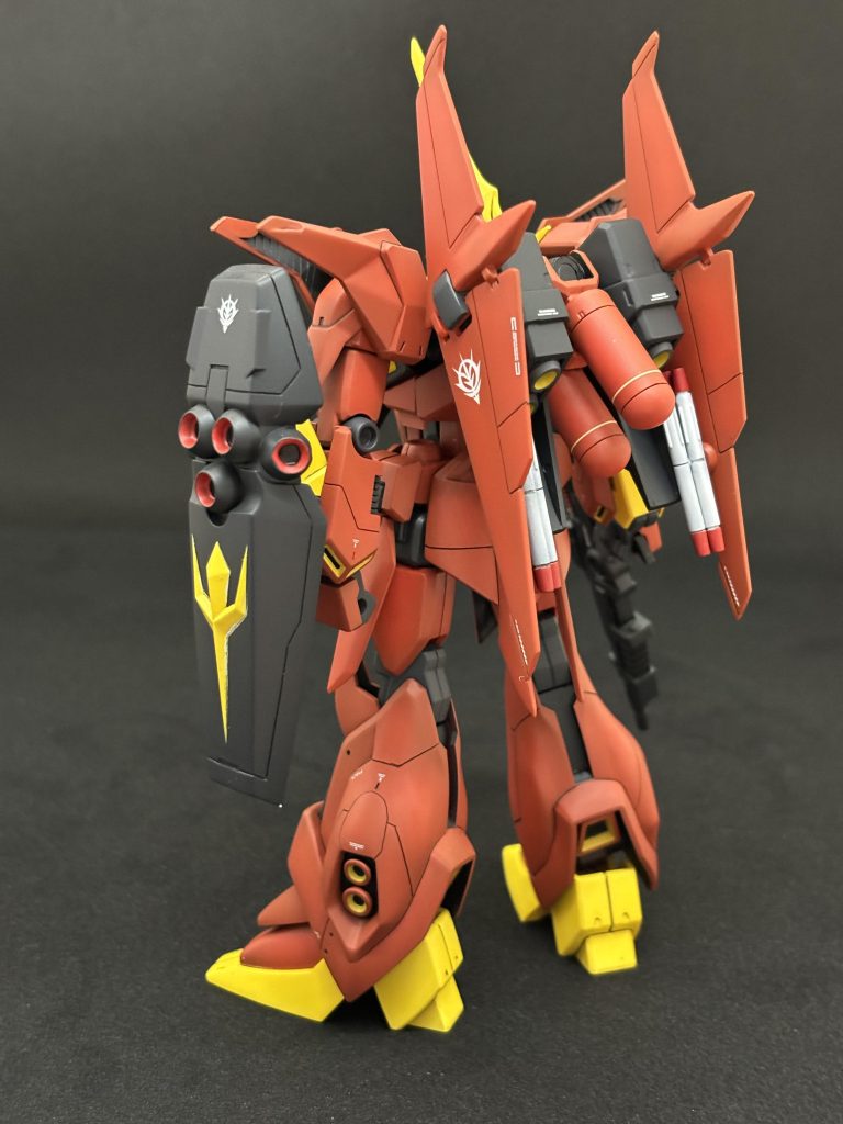 いつものアングル④※塗装内訳メイン:ブラウン下地→オレンジにマゼンタなど適当に混ぜて調色本体グレー部:ジャーマングレーにブラック少々黄色:ガンダムカラーMSイエローあとは適当•デカールはあしたのデカールとガンダムデカールから適当に調達。初めてあしたのデカール使ってみましたが、とても良いですね！最後までご覧いただきありがとうございます。これからも精進いたします。