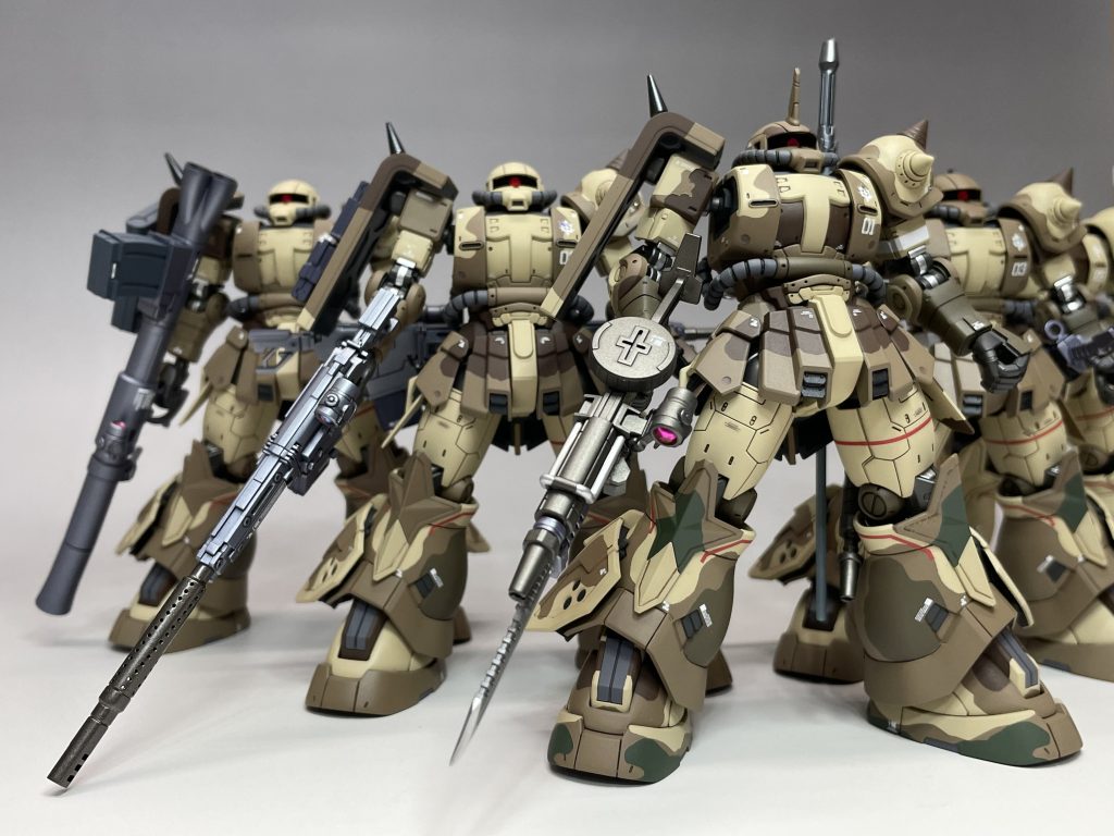 左側の面々。エグバ機、ウォルド機、セルマ機です。迷彩模様は、デカールのサイズそのままで、配色も全く同じです。マスキングテープの切り出し方は、自分なりのオリジナルの方法で、かなりうまくいきましたが、意外にも雑誌作例などでは紹介されてないんです。