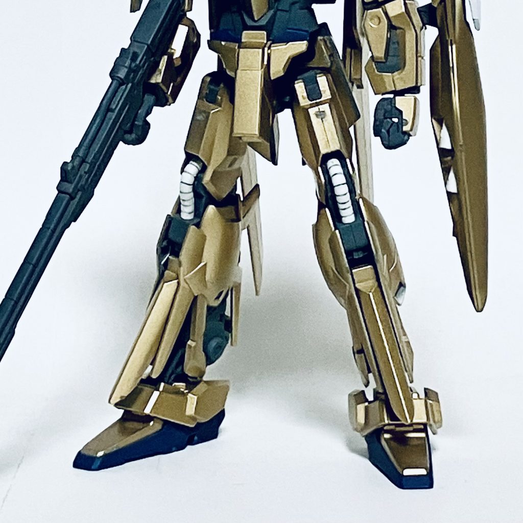 次に両脚を左右逆に取り付けます。そうした場合、ひざが後ろを向きます。