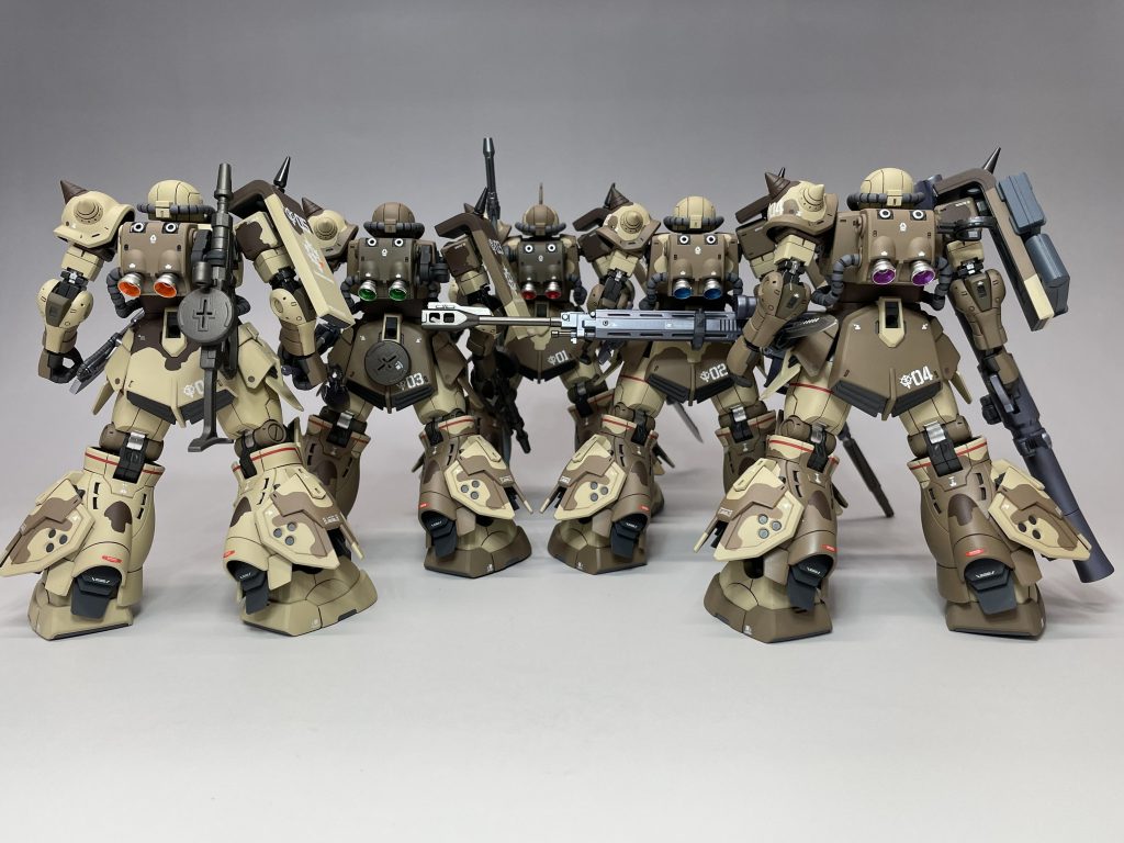 後ろからの5機です。分かりづらいかもしれませんが、各機体のバーニアは、色違いにしていて、5機揃って戦隊モノみたいになってます。