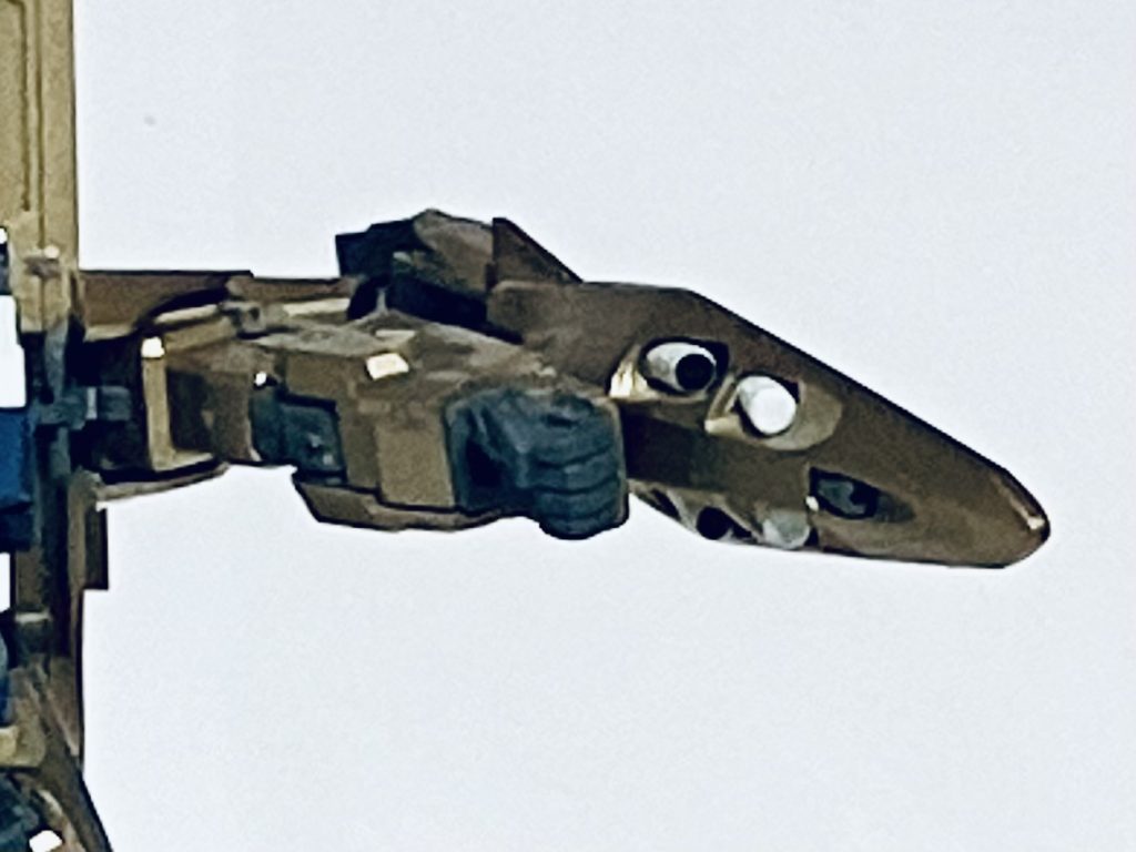 攻盾システムです。ビームキャノン1基、グレネードランチャー2基、そしてビームサーベル2本で構成されます複合型シールドになります。