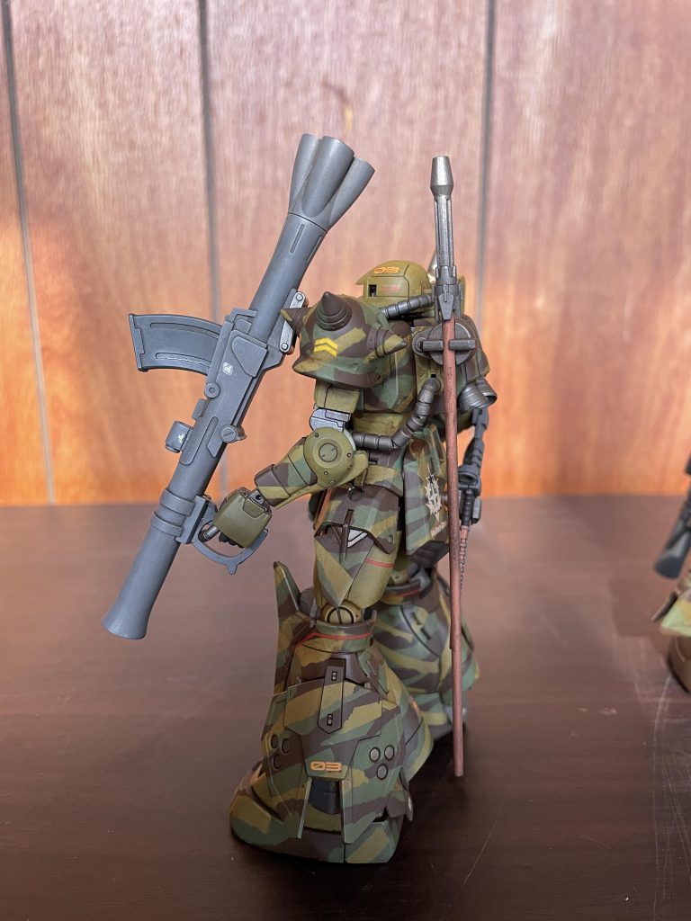 バズーカはガンダムベースサテライト仙台で購入したもの。バズーカ両手持ちもやってみましたが、最終的には3機同じような武装にしました。ヒートナイフは腰部後ろに保持しています。熱伝導を考えて銅色に塗っていますが、銅では硬度が足りないでしょうねー