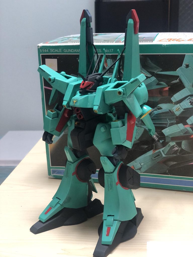 基本色はガイアATカラーのコバルトグリーンガンダムカラーレッド、タミヤアクリル等で塗装。ハンドパーツはビルドナックル丸Lサイズ既存のポリキャップを少し拡大してポン付け。