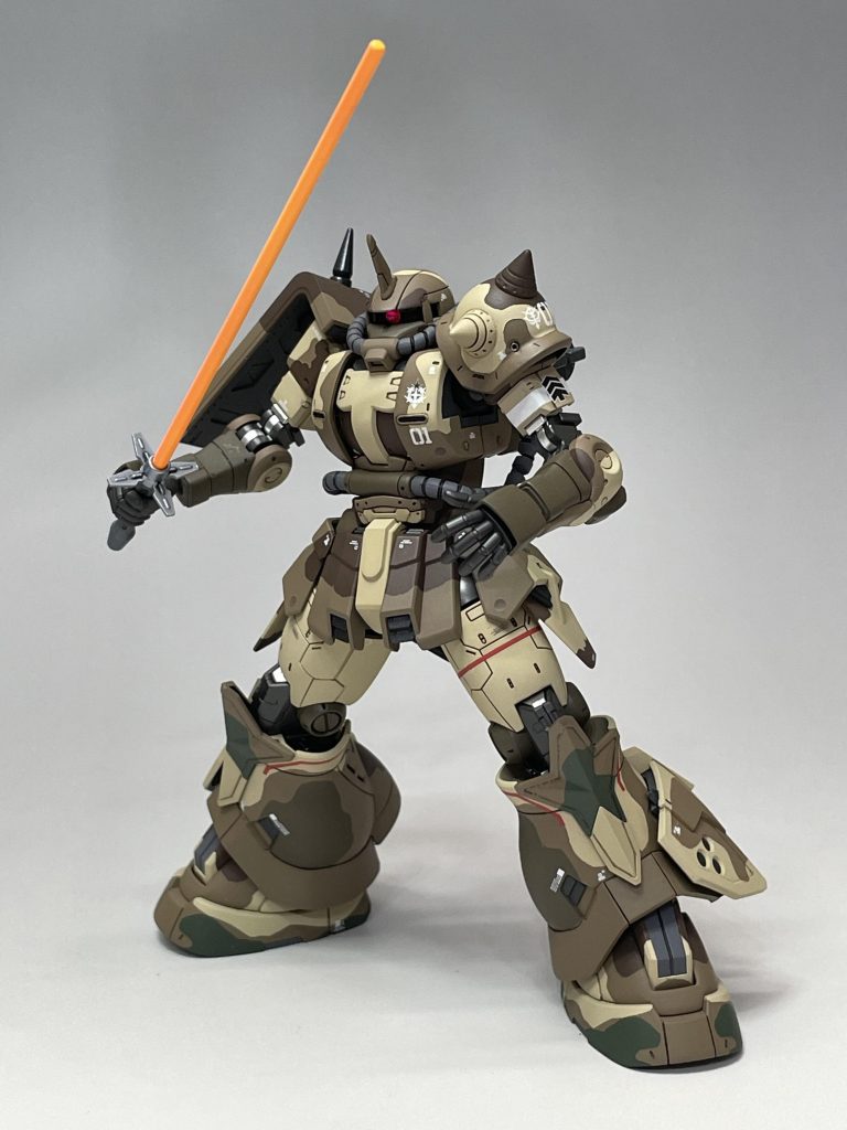 エグバ機、なぜかビームサーベルを２本持たせないと、と思ってもう一つ黄色いサーベルを用意しましたが、よく考えたら、二刀流だったのはガンダムの方でした…。