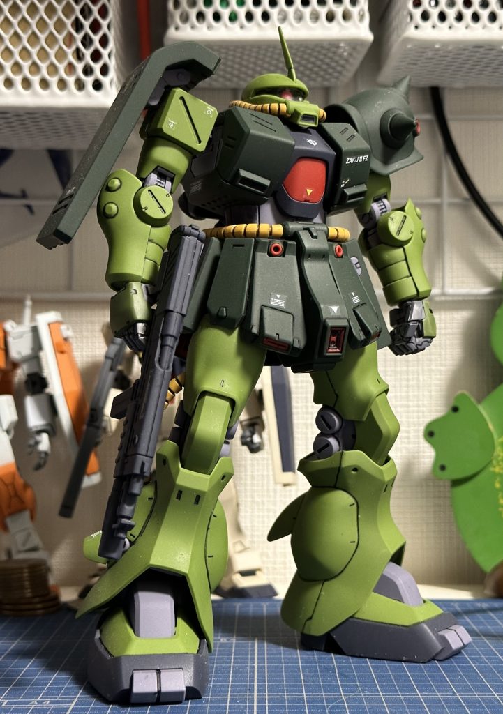 フロント右側。ブレイドアンテナ仕様。MMP-80マシンガン装備。