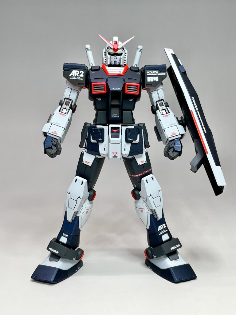 紺色っぽいところは、プリズムブルーブラック(ガイアノーツ)、黒い部分はカーボンマットブラック(フィニッシャーズ)で塗装しました。ちょっと紺と黒の違いが写真だと分かりづらいです。白はスチールホワイト(ガイアノーツ)です。