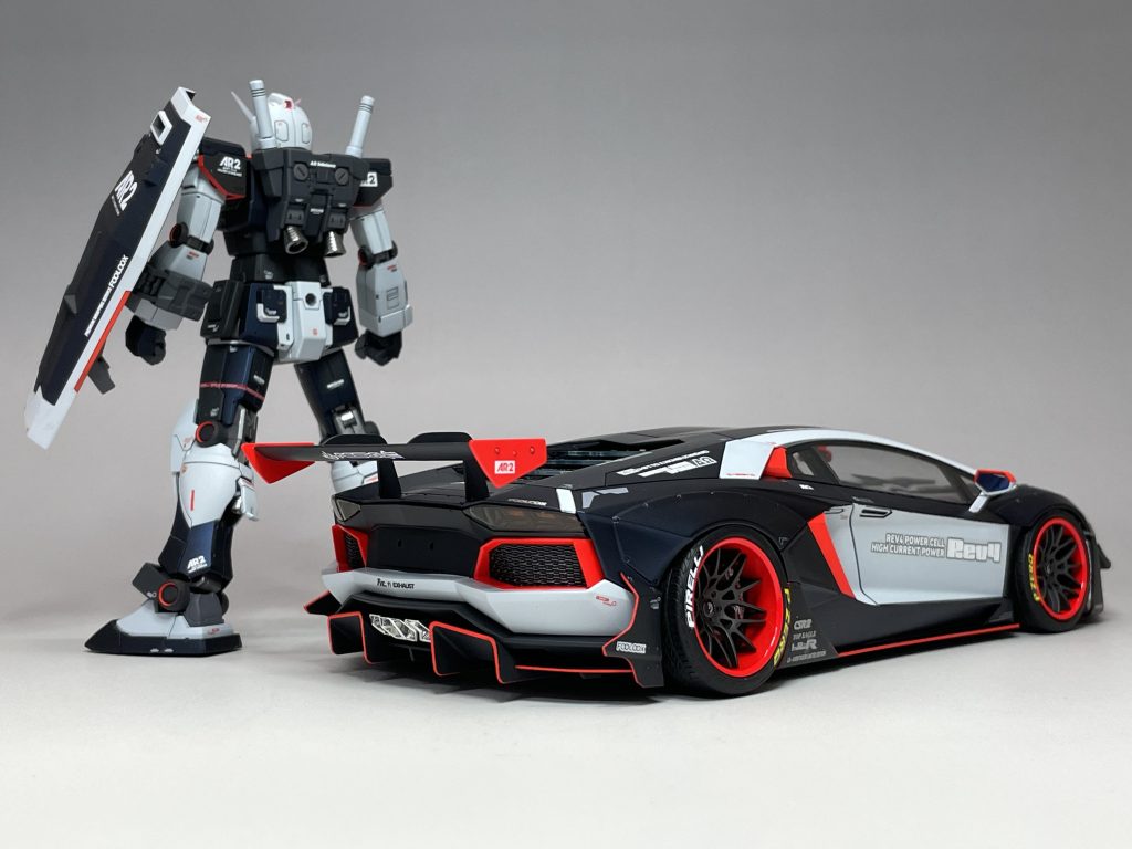 ホイールのリムは、ガンダムのマルイチ部分と共通のカラーリングですし、ミラーをアンテナに見立ててツートンカラーにしたり、ダクトは全部蛍光レッドにする事で、ガンダムとの共通点を取り入れました。