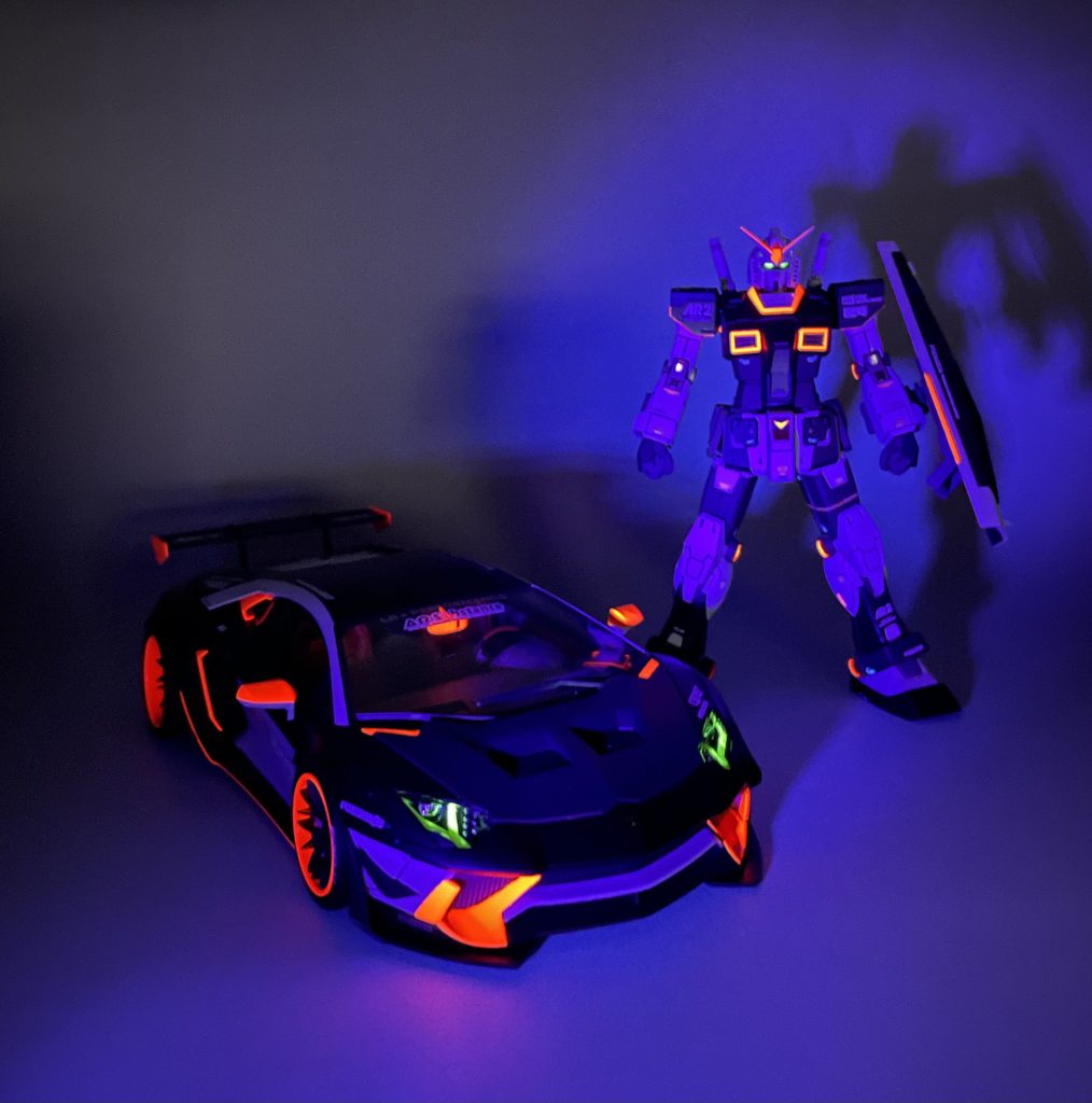 蛍光カラーなのでこんなふうに光ります。写真が下手ですみません。