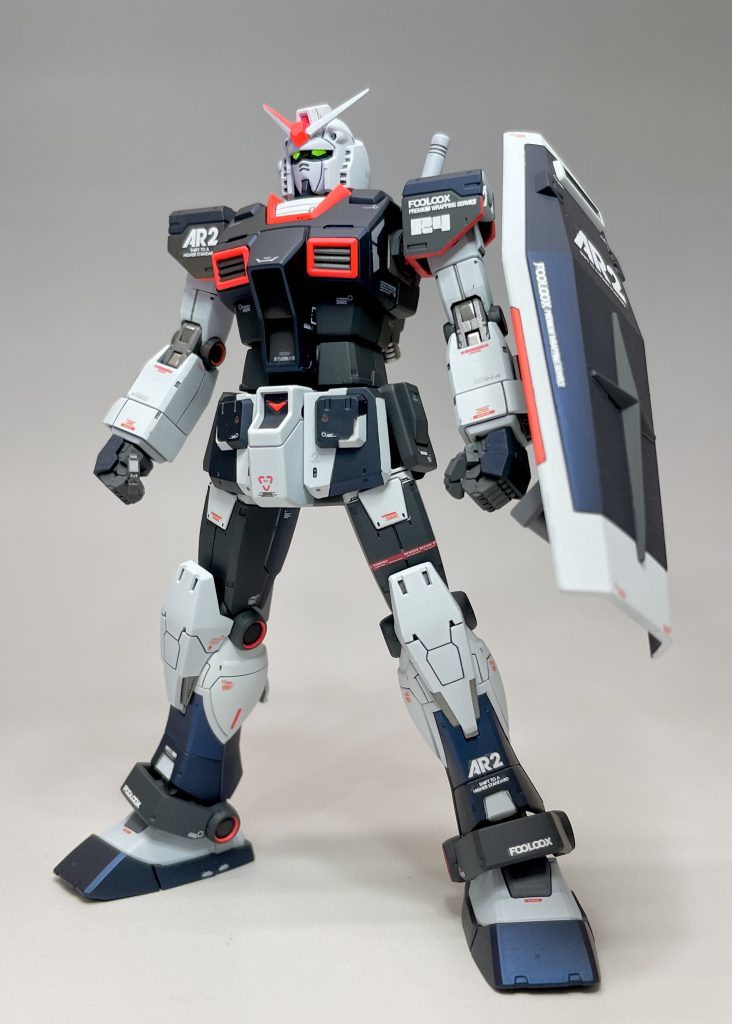 ベースはHGのオリジンガンダムです。カラーリングはなるべくPGで製作されたモデルに寄せつつ、デカールは3rdパーティ製の仮想レーシングスポンサーのものを利用しました。ちなみに、太ももとスネのパーツはオリジンジムのものを利用していますので、オリジンガンダムにはないモールドが入っています。