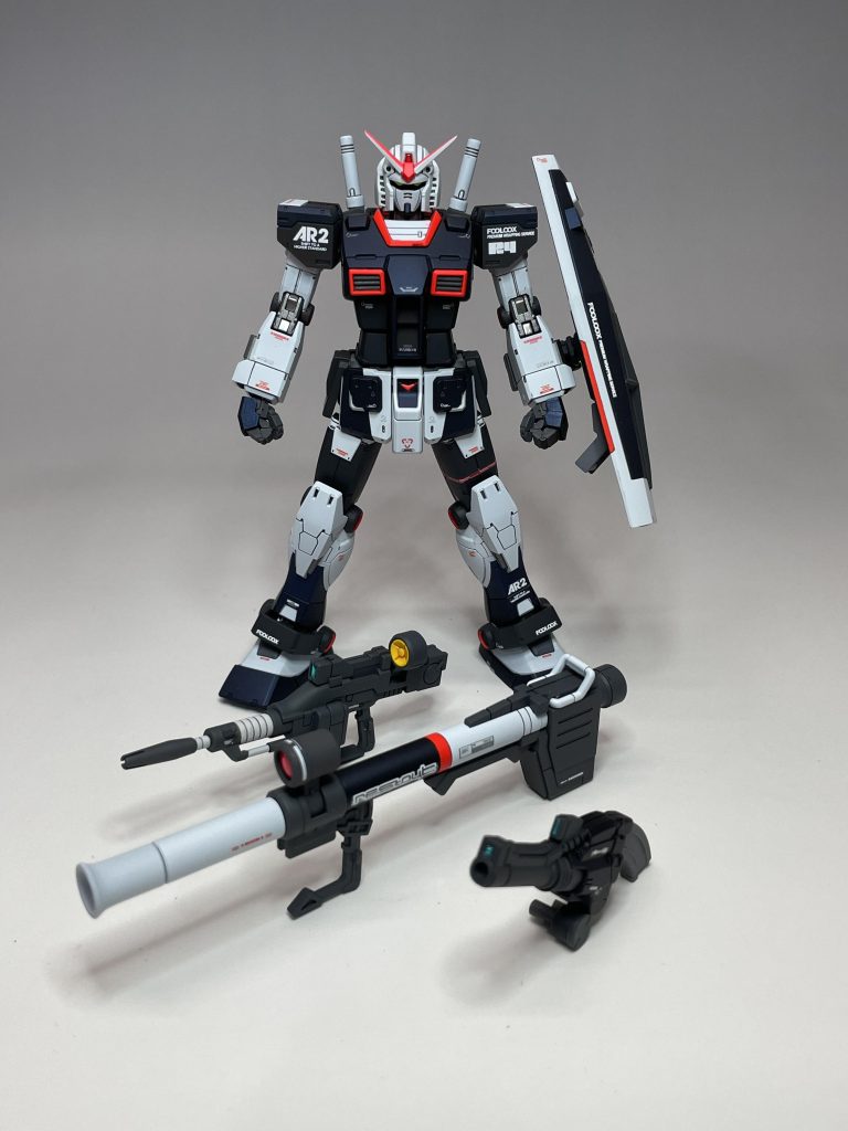 武器も揃えてみました。アルファタウリのガンダムは、F1に武器は不要ということで、持たせていないのでしょう。なので武器のカラーリングは完全オリジナルで一応作ったものの、持たせていません。まあ、持たせようと右手首を付け替えようとしたら、付け根がぽっきり折れて、握り手以外に付け替えられなくなったというのもありますが…。