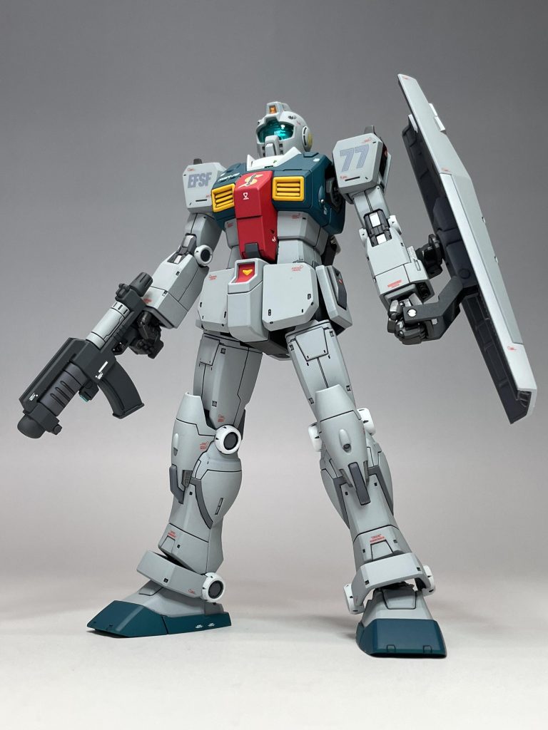 マルイチのパーツは、白い部分が別パーツなので、塗装はしやすかった反面、内側の黒い部分の塗膜のせいで、うまくはめるのが難しく、ひび割れをさせてしまった部分があります。