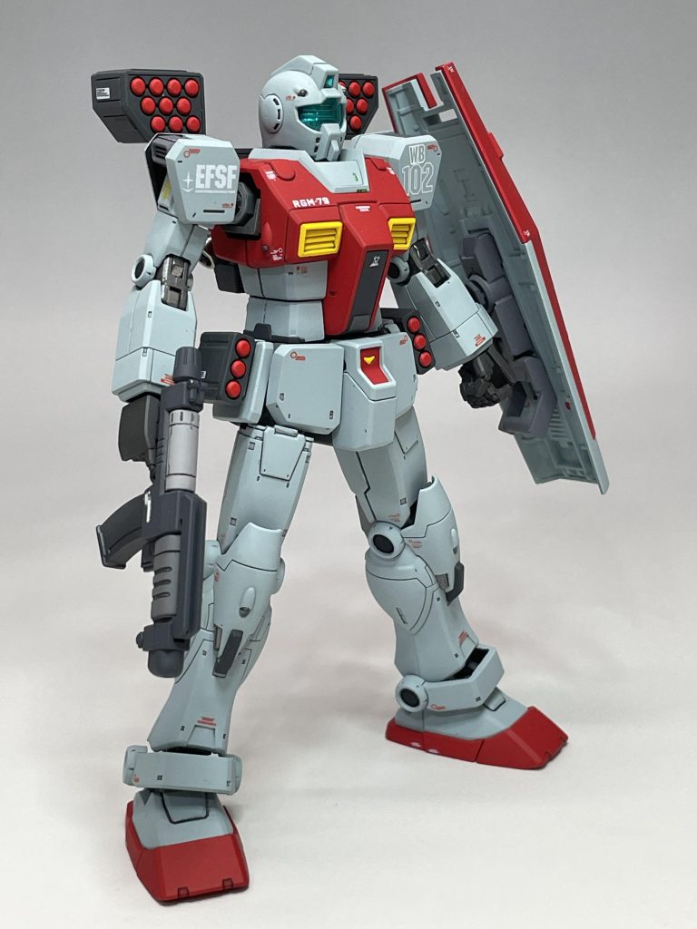 ミサイルポッドは、キットではシールですが、局面には馴染まないので、全て塗装しました。なんとなくのっぺりしていると思うかもしれませんが、太ももとスネのパーツにあるはずのモールドがありません。以前投稿した、アルファタウリ風ガンダムとスワップしたためです。