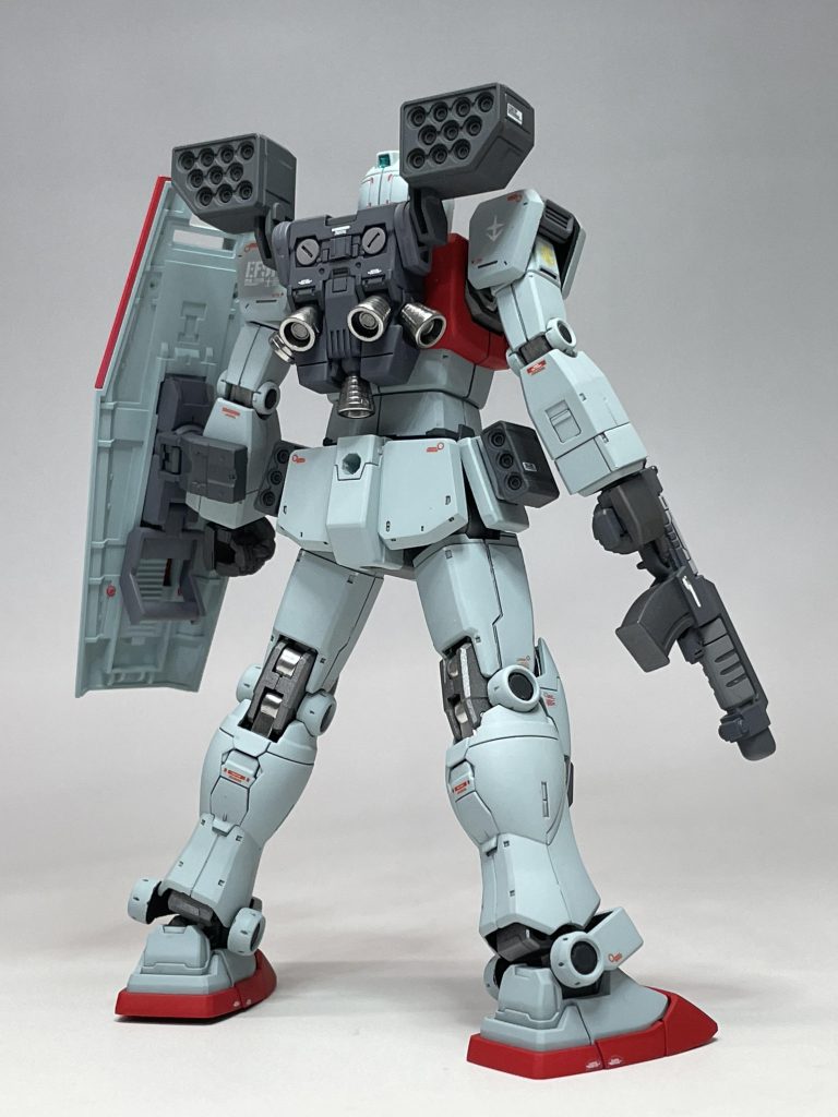 ランドセルと右腕の穴は塞ぎました。腰の穴はバズーカラック用に残してあります。